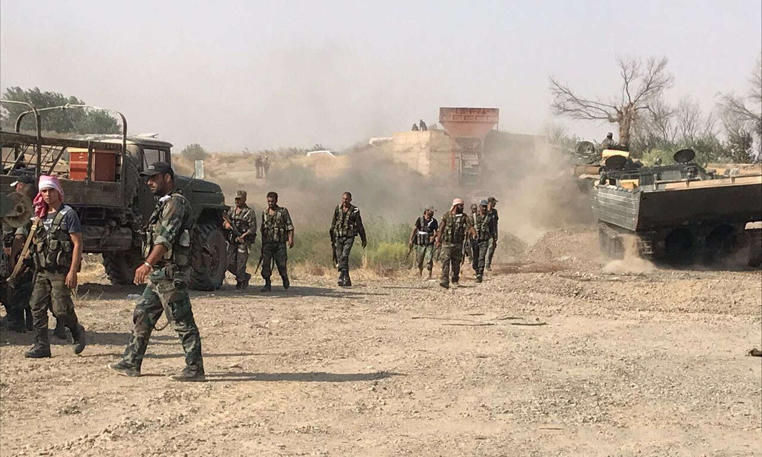 تنتشر قوات النظام السوري وميليشيات موالية لإيران في مدينة دير الزور، والمناطق الواقعة شرق الفرات من المحافظة- 18 من أيلول 2017 (سبوتنيك)
