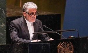 سفير إيران لدى الأمم المتحدة أمير سعيد إرافاني يلقي كلمة أمام الجمعية العامة للأمم المتحدة (AP)