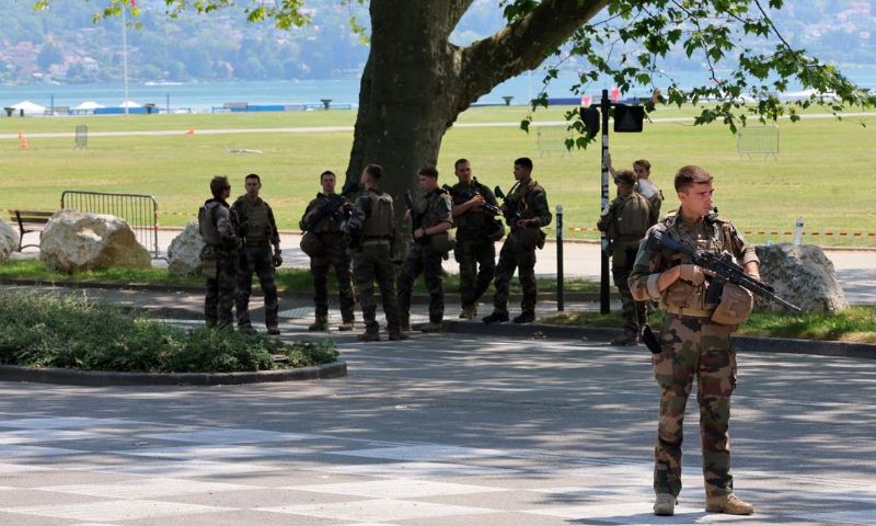 جنود فرنسيون يؤمنون المنطقة بعد هجوم بسكين في مدينة أنيسي بجبال الألب الفرنسية - 8 حزيران 2023 (رويترز)