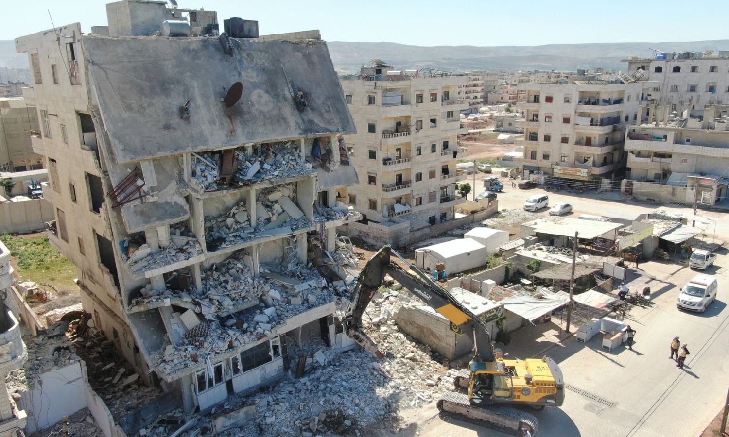 من عمليات رفع أنقاض الزلزال شمال غربي سوريا (الدفاع المدني السوري)