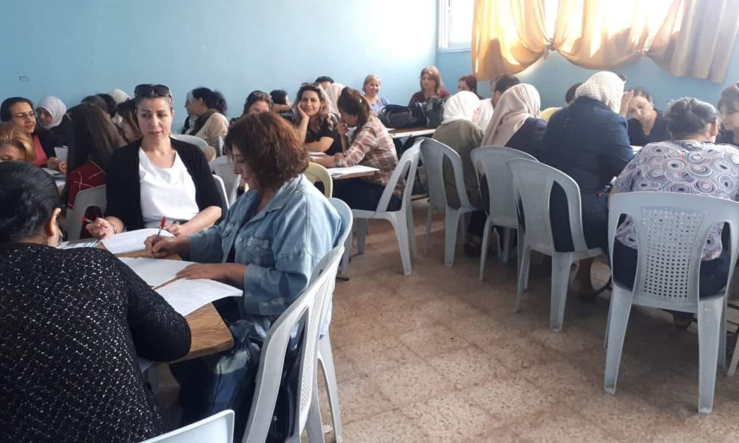 عاملات لدى وزارة التربية أثناء عمليات تصحيح الأوراق الامتحانية للشهادات العامة في مديرية تربية حمص- 15 من حزيران 2023 (وزارة التربية)