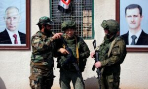 جنود روس وسوريون في دمشق- 2018 (رويترز)