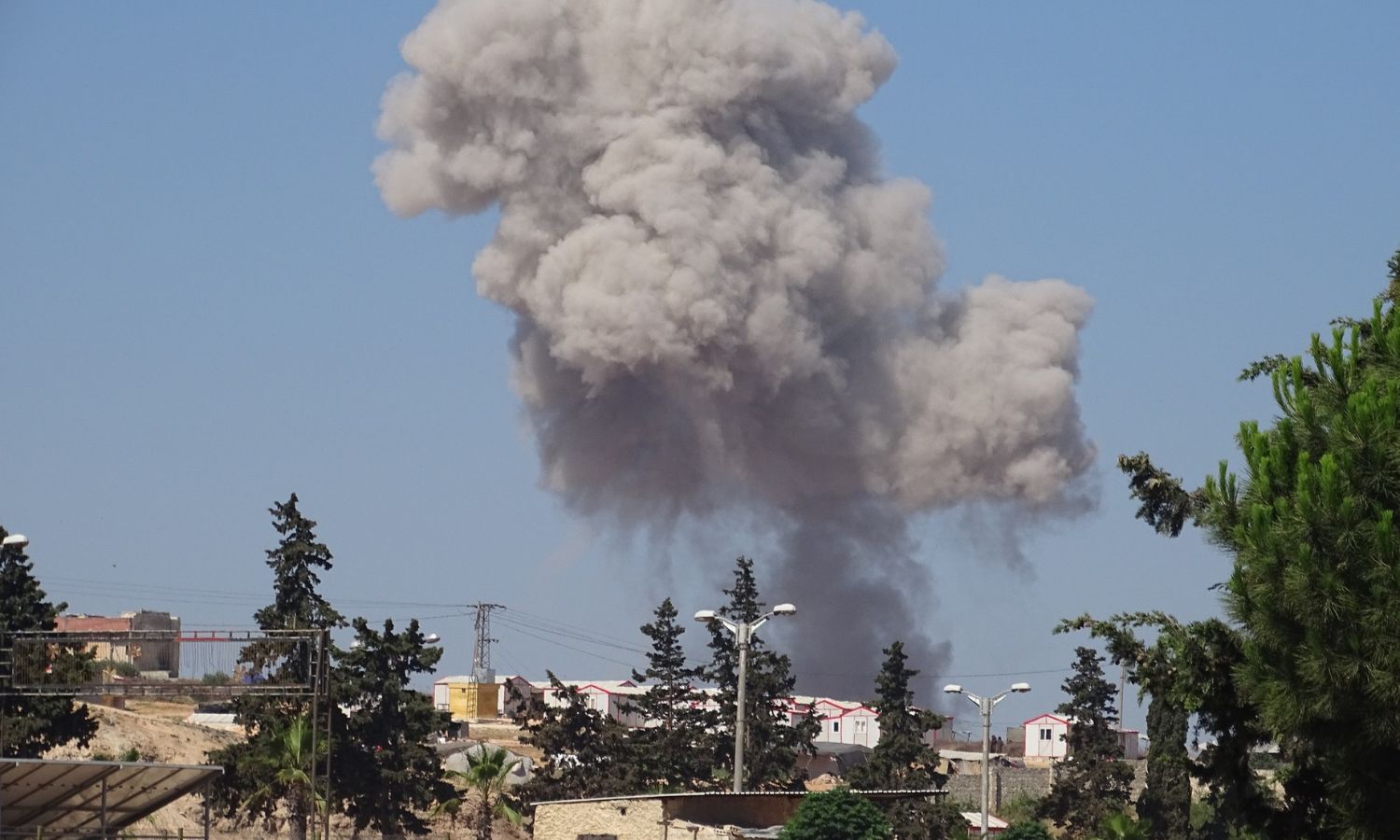 تصاعد الدخان نتيجة قصف روسي مستمر على إدلب 25 حزيران 2023 (الدفاع المدني السوري)