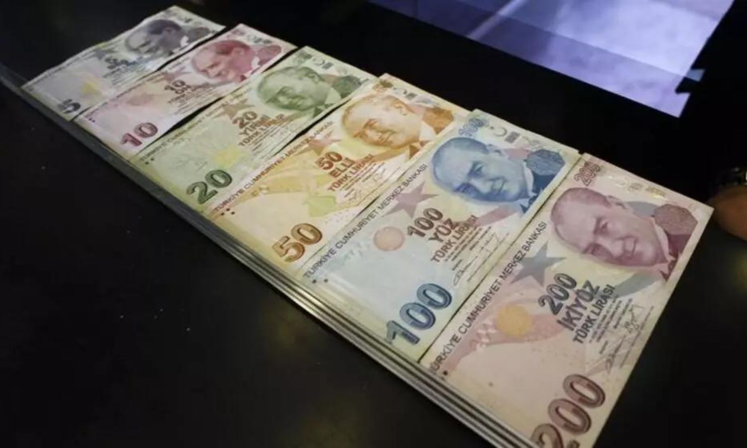 فئات نقدية من العملة التركية (CNN TURK)