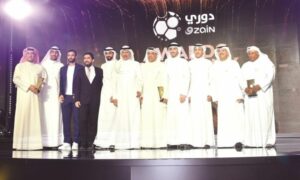 فراس الخطيب رفقة الفائزين في حفل توزيع جوائز الأفضل في الدوري الكويتي حزيران 2023 (النبأ الكويتية)