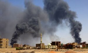 تصاعد الدخان جراء المعارك في السودان أيار 2023 (رويترز)