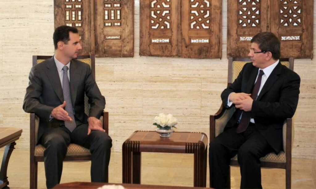 بشار الأسد (يسار) وداود أوغلو (يمين) في آخر زيارة للأخير إلى دمشق 9 آب 2011 (AFP)