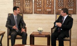 بشار الأسد (يسار) وداود أوغلو (يمين) في آخر زيارة للأخير إلى دمشق 9 آب 2011 (AFP)