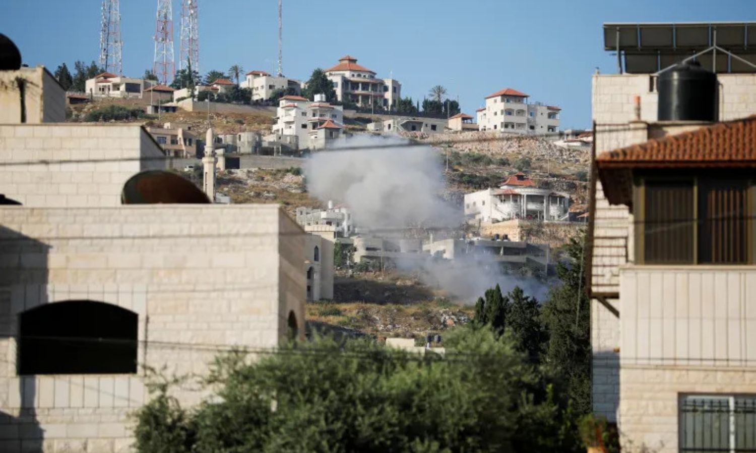 دخان يتصاعد إثر الاشتباكات بين فلسطينيين وقوات الاحتلال الإسرائيلي في جنين 19 حزيران 2023 (رويترز)