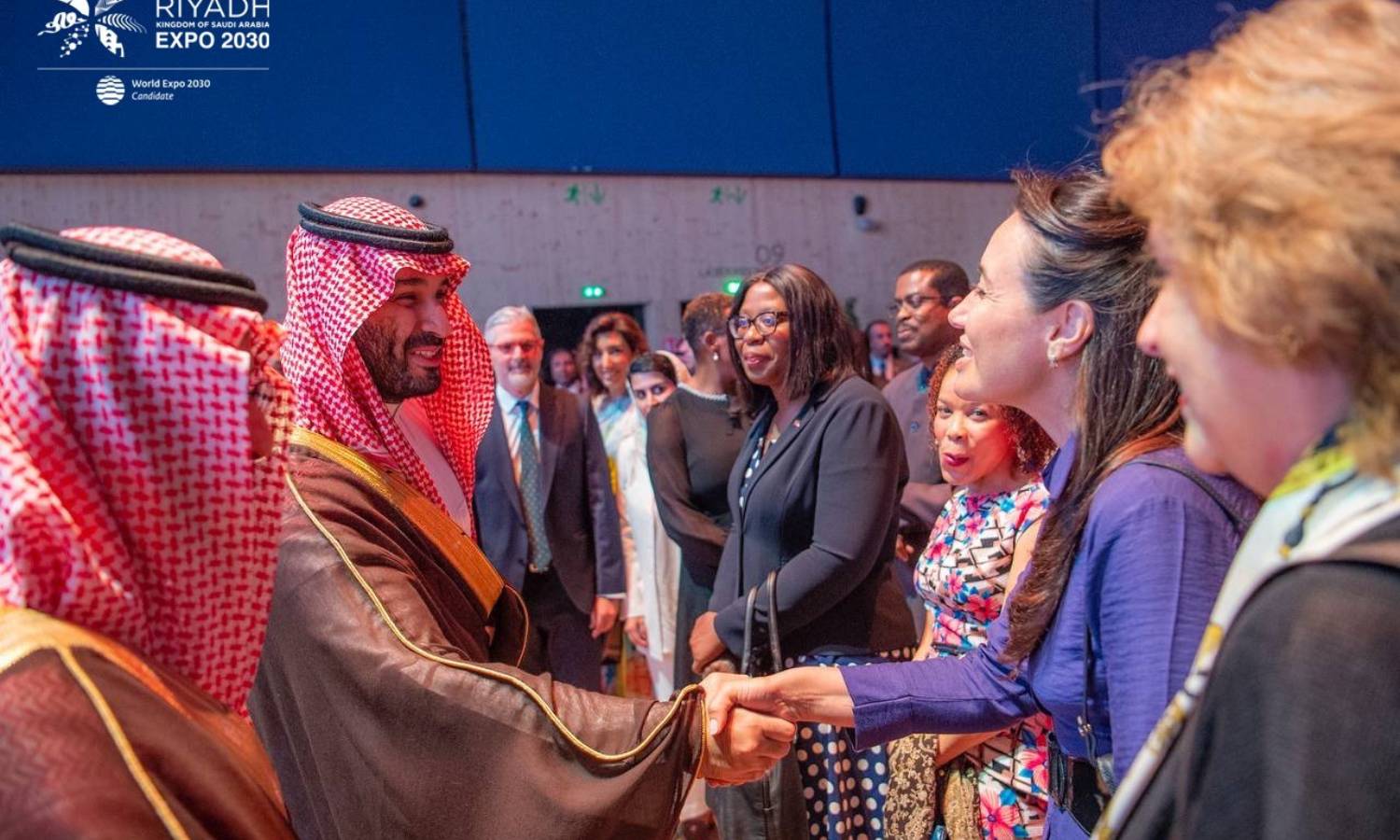 محمد بن سلمان وأعضاء المكتب الدولي للمعارض قبل جولة افتراضية لتنظيم الرياض لـ"إكسبو 2030" 19 حزيران 2023 (رياض إكسبو/ تويتر)