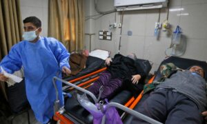 طبيب سوري في مشفى المواساة في دمشق 2021 (AFP)