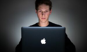 شاب يتصفح الانترنت من على كمبيوتره المحمول (تعبيرية)- (Unsplash)
