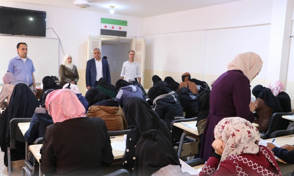 طالبات يقدمن امتحانات في جامعة "حلب في المناطق المحررة" بمدينة اعزاز بريف حلب الشمالي- 6 من حزيران 2023 (جامعة حلب)
