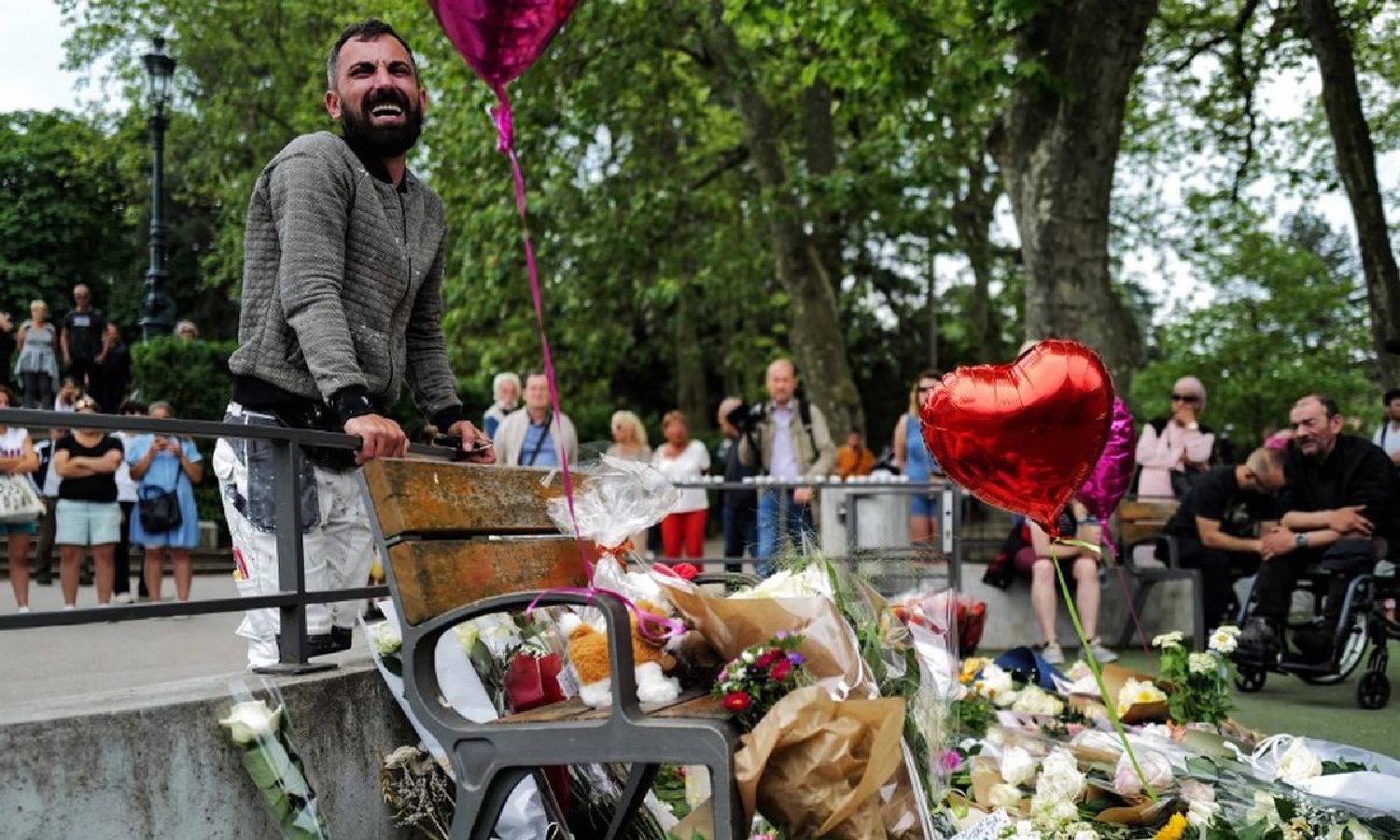 شاب يقف في مكان حادثة طعن ستة أشخاص في مدينة أنسي الفرنسية- 9 من حزيران 2023 (AFP)