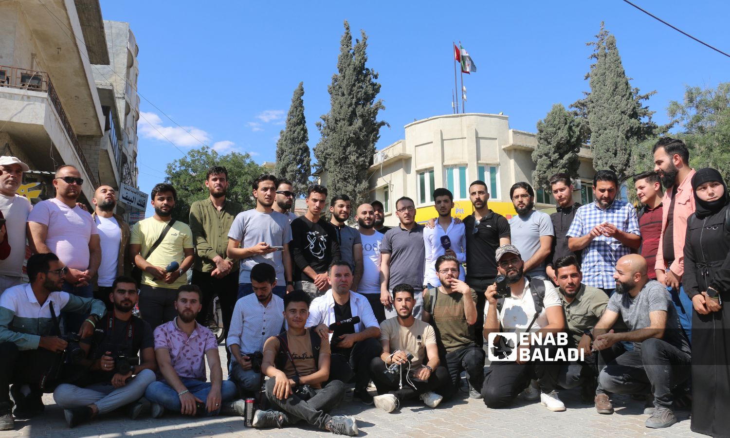إعلاميون يحتجون على الاعتداء على إعلاميين في مدينة اعزاز بريف حلب الشمالي أمام مركز البريد والشحن التركي "PTT"- 23 من حزيران 2023 (عنب بلدي/ ديان جنباز)