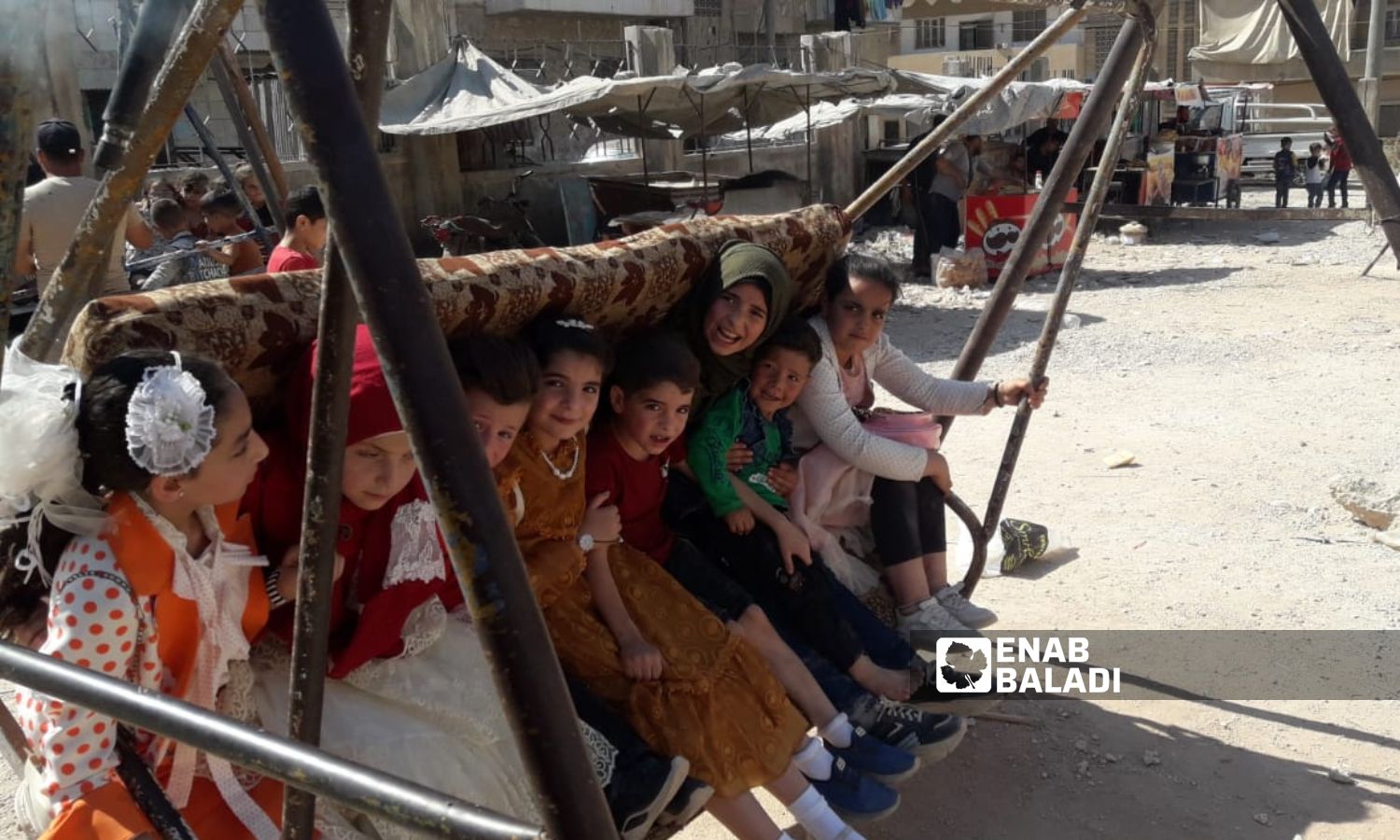 أطفال يلعبون في ساحة ألعاب بمدنية إدلب شمال غربي سوريا- 30 من حزيران 2023 (عنب بلدي/ أنس الخولي)