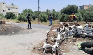 مقاتلون محليون ينتشرون على مداخل بلدة سحم الجولان مطالبين صدام الطعاني بتسليم نفسه- 27 حزيران 2023 (مصدر محلي لعنب بلدي)