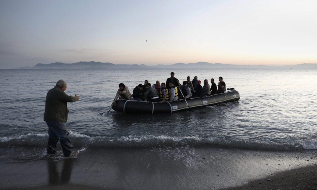 يصل لاجئون بينهم سوريون إلى السواحل اليونانية على بحر إيجة قادمين من تركيا بشكل متكرر (ansa)
