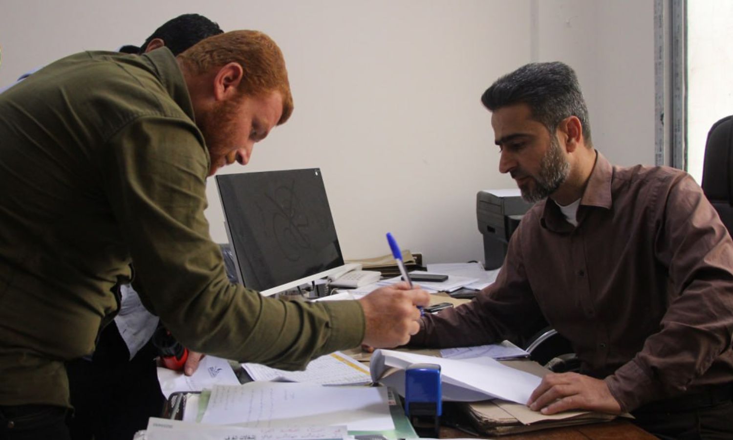 تسليم أسئلة امتحانات موحدة إلى مديري المدارس في إدلب- 22 من أيار 2023 (وزارة التربية في حكومة الإنقاذ)