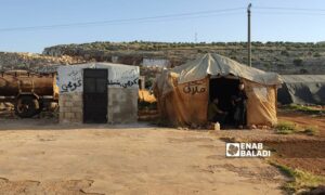 دكان في مخيم أم جرن في قرية كفرعروق شمالي إدلب- 3 من حزيران 2023 (عنب بلدي)