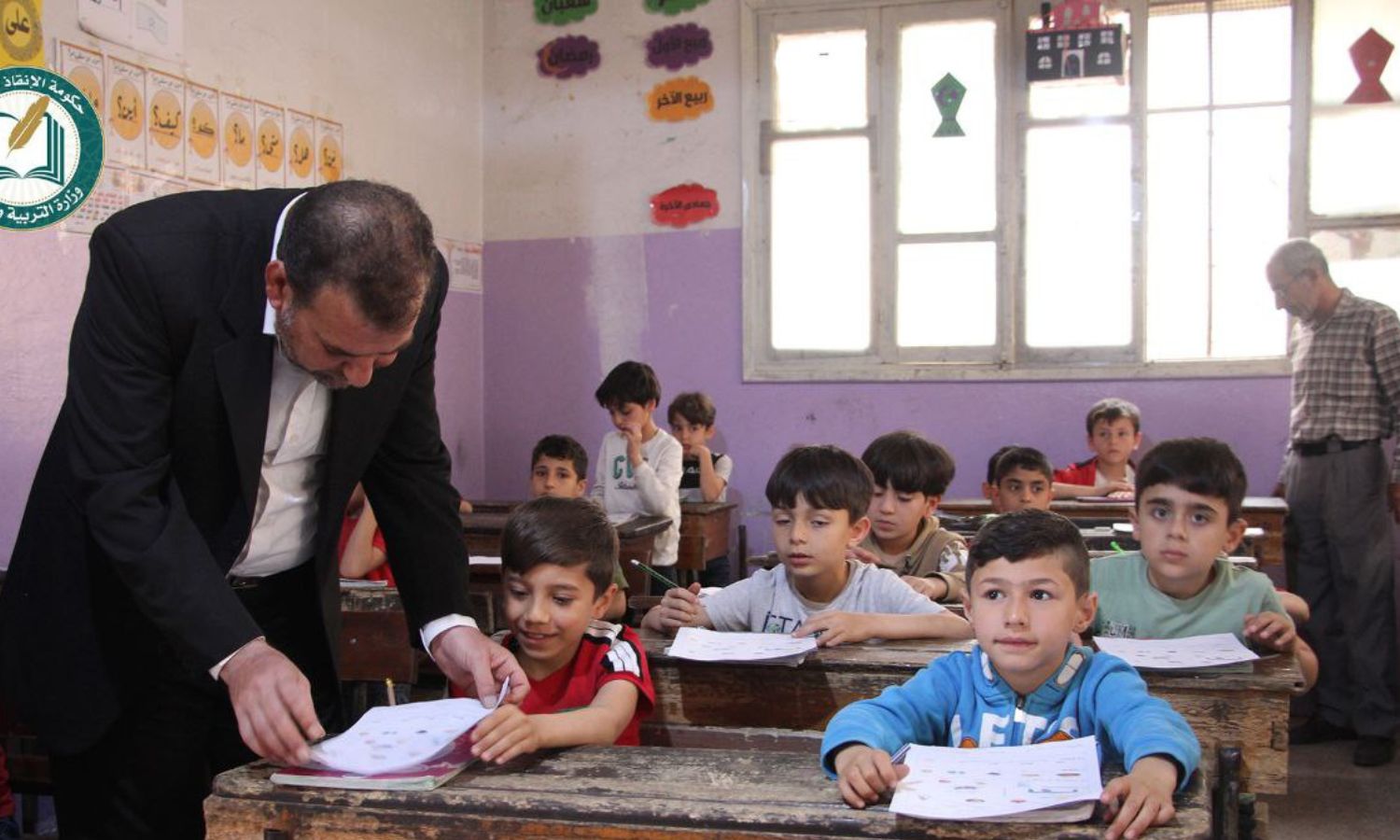 طلاب الحلقة الأولى خلال امتحانات الفصل الثاني من العام الدراسي 2022- 2023 في إحدى مدارس إدلب- 29 من أيار 2023 (وزارة التربية في حكومة الإنقاذ)