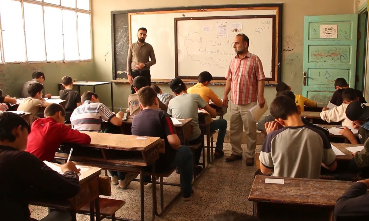 طلاب الحلقة الأولى خلال امتحانات الفصل الثاني من العام الدراسي 2022- 2023 في مدرسة "البراعم النموذجية" بإدلب- 28 من أيار 2023 (وكالة أنباء الشام)