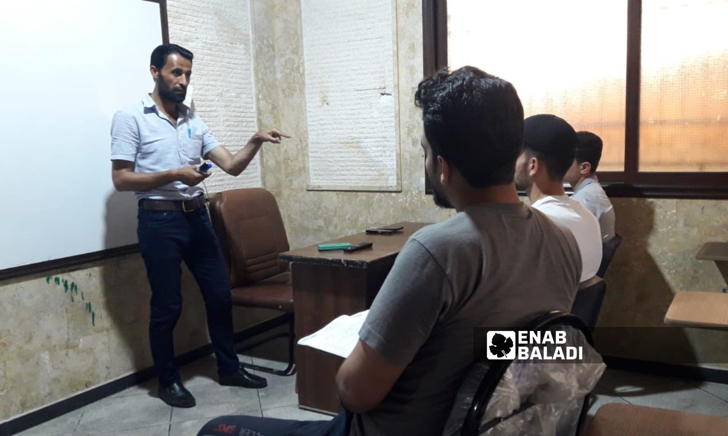 طلاب يتلقون دروسًا من معلمهم في معهد تعليمي في مدينة إدلب- 27 من حزيران 2023 (عنب بلدي/ أنس الخولي)