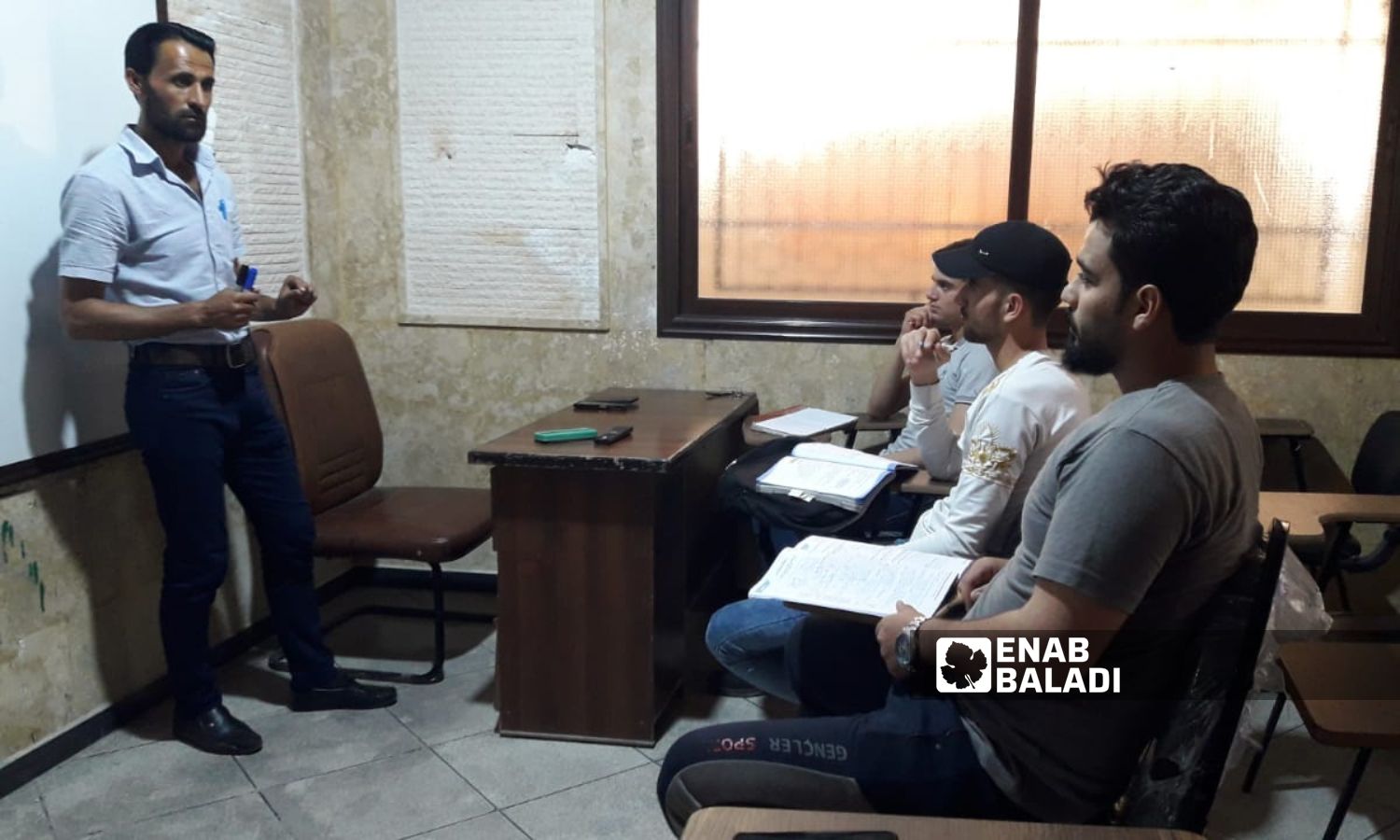 طلاب يتلقون دروسًا من معلمهم في معهد تعليمي في مدينة إدلب- 27 من حزيران 2023 (عنب بلدي/ أنس الخولي)