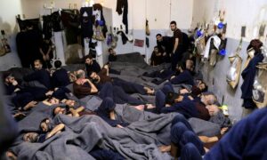 أشخاص يشتبه في انتمائهم لتنظيم "الدولة الإسلامية" في زنزانة سجن في الحسكة شمال شرقي سوريا- كانون الثاني 2020 (Goran Tomasevic/Reuters)