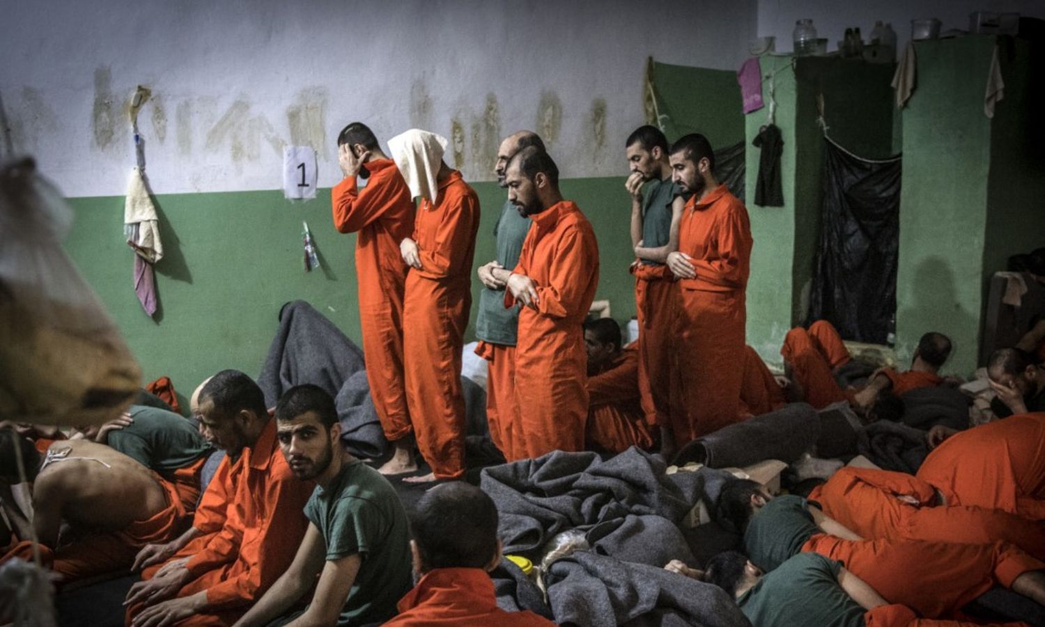 أشخاص يشتبه في انتمائهم لتنظيم "الدولة الإسلامية" في زنزانة بسجن سيناء في حي الغويران في مدينة الحسكة شمال شرقي سوريا – 26 من تشرين الأول 2019 (AFP)