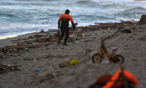 بقايا حطام قارب كان يقل لاجئين تحطم على السواحل الإيطالية (AFP)