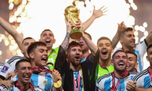ليونيل ميسي يرفع كأس العالم بعد المباراة النهائية لكأس العالم في قطر بين الأرجنتين وفرنسا في ملعب 