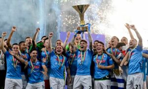 لاعبو نابولي يحتفلون بعد فوزهم بلقب الدوري الإيطالي في ملعب 