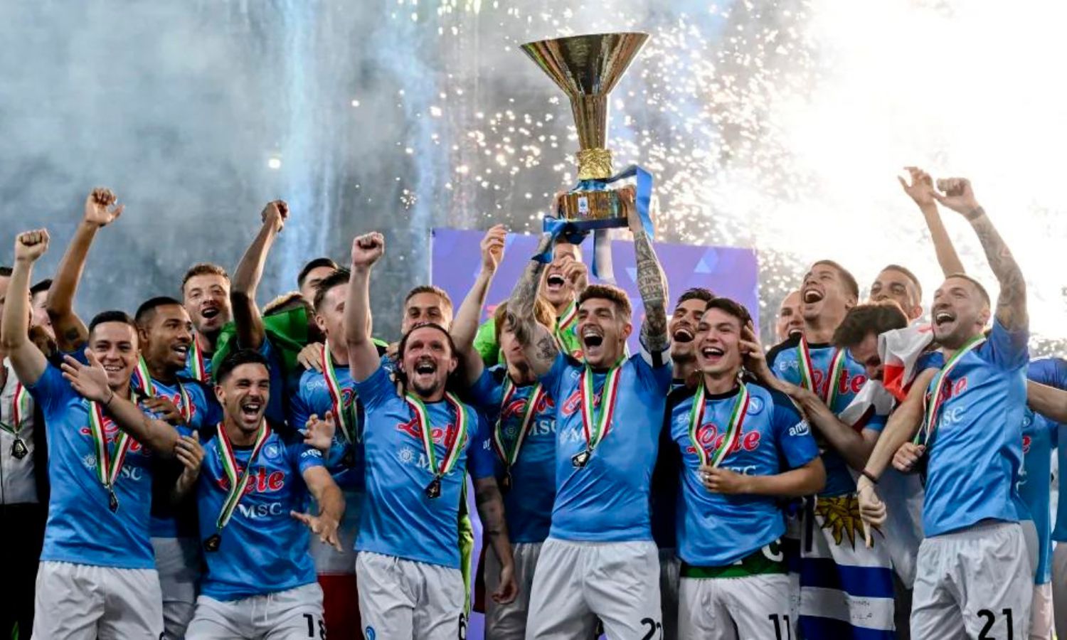 لاعبو نابولي يحتفلون بعد فوزهم بلقب الدوري الإيطالي في ملعب "دييجو مارادونا"- 4 من حزيران 2023 (Ciro Fusco / ANSA / Pool Photo via AP)