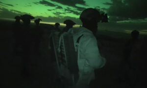 مقاتلون من قوات سوريا الديمقراطية خلال حملة أمنية استهدفت خلايا تنظيم الدولة شمال شرقي سوريا (SDF)