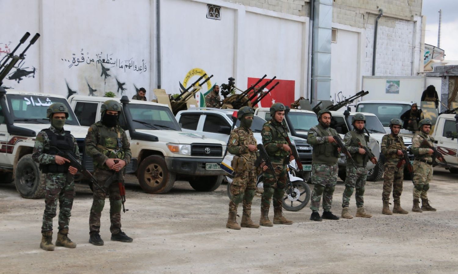 مقاتلون في "الجيش الوطني السوري" داخل أحد المقار بريف حلب الشمالي- 2 من نيسان 2023 (وزارة الدفاع)