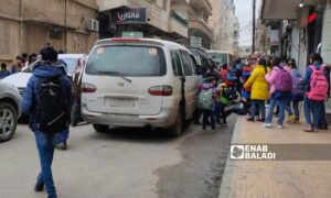 مجموعة من الطلبة يستقلون سيارة الخاصة في مدينة القامشلي لتوصلهم إلى مدارسهم- 1 من شباط 2023 (عنب بلدي/ مجد السالم)

