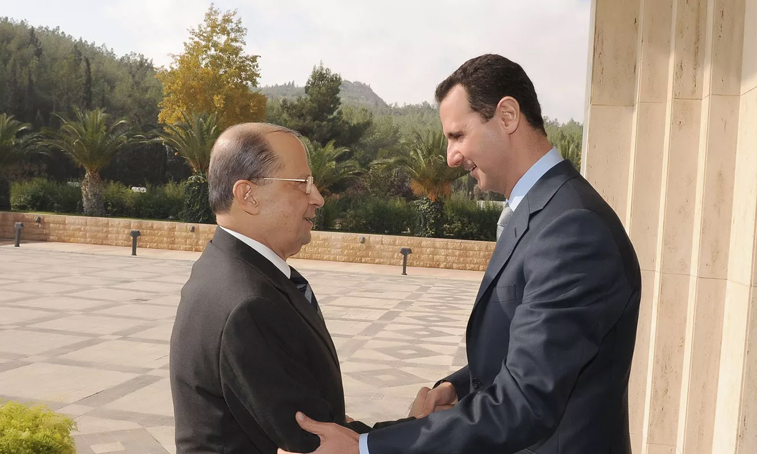 رئيس النظام السوري بشار الأسد (يمين) والرئيس اللبناني السابق ميشيل عون (يسار) (AFP)