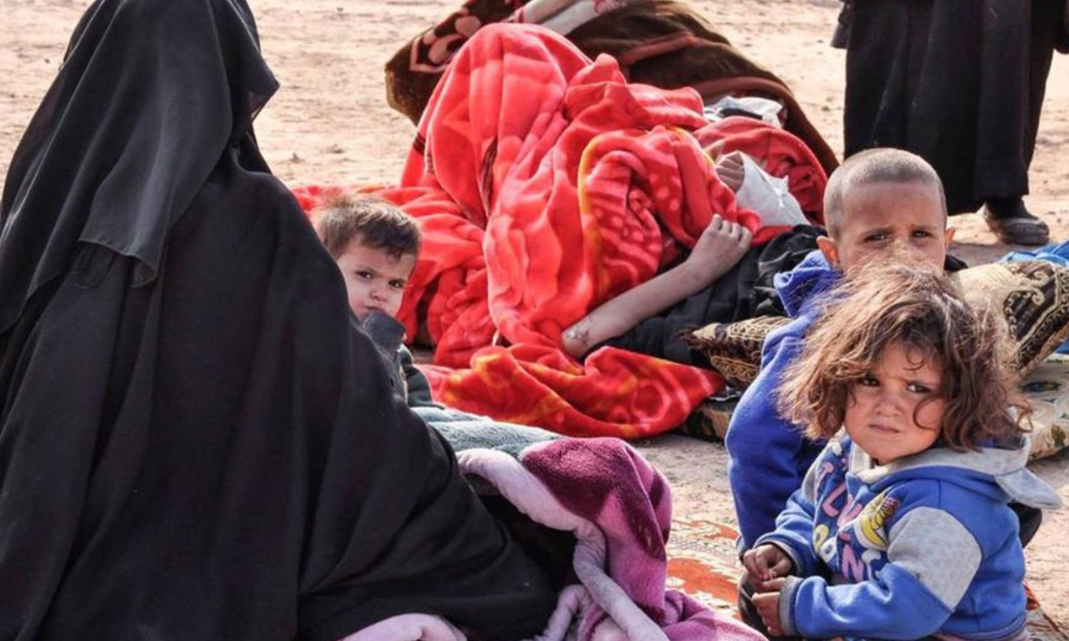 عائلة نازحة في مخيم "الهول" بشمال شرقي سوريا (يونيسف)