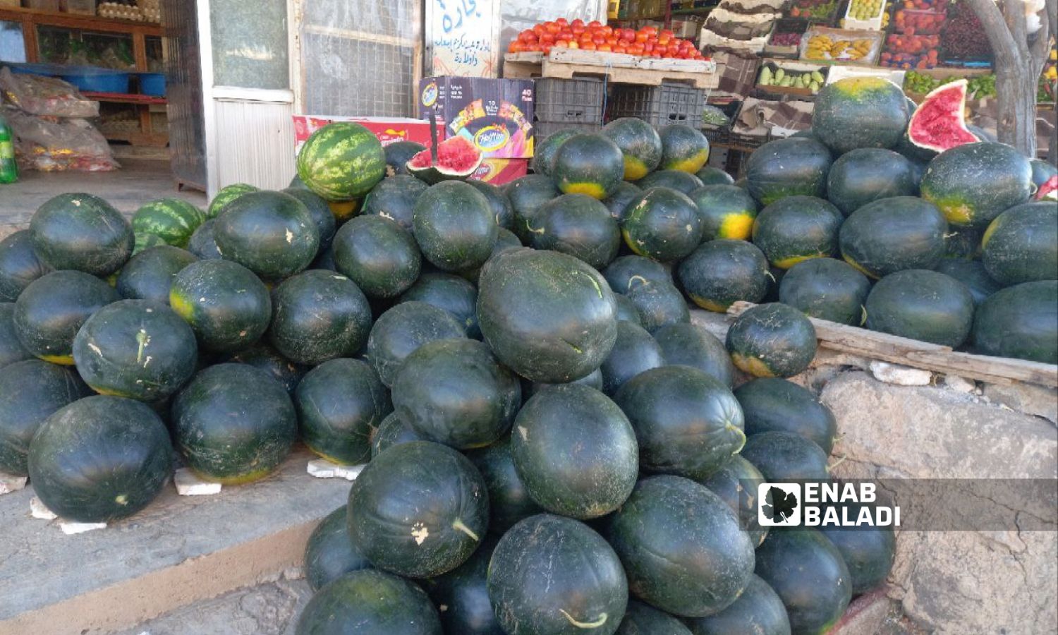 بسطة لبيع مادة البطيخ أمام احد المحلات في بلدة تل شهاب بدرعا- 25 من حزيران 2023 (عنب بلدي/ حليم محمد)