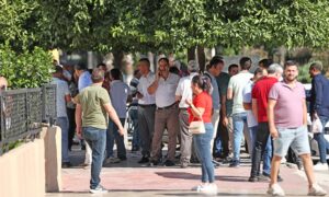 سكان من ولاية أضنة التركية في شوارع الولاية عقب زلزال ضرب المنطقة- 25 من تموز 2023 (الأناضول)