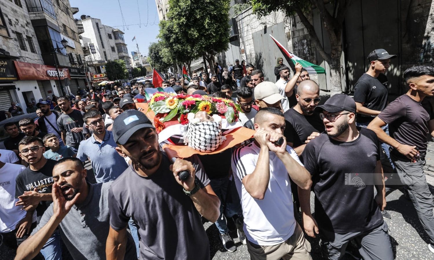 فلسطينيون يشيعون الشاب محمد عماد حسنين في رام الله بعد مقتله جراء التصعيد الإسرائيلي- 3 من تموز 2023 (وكالة وفا)