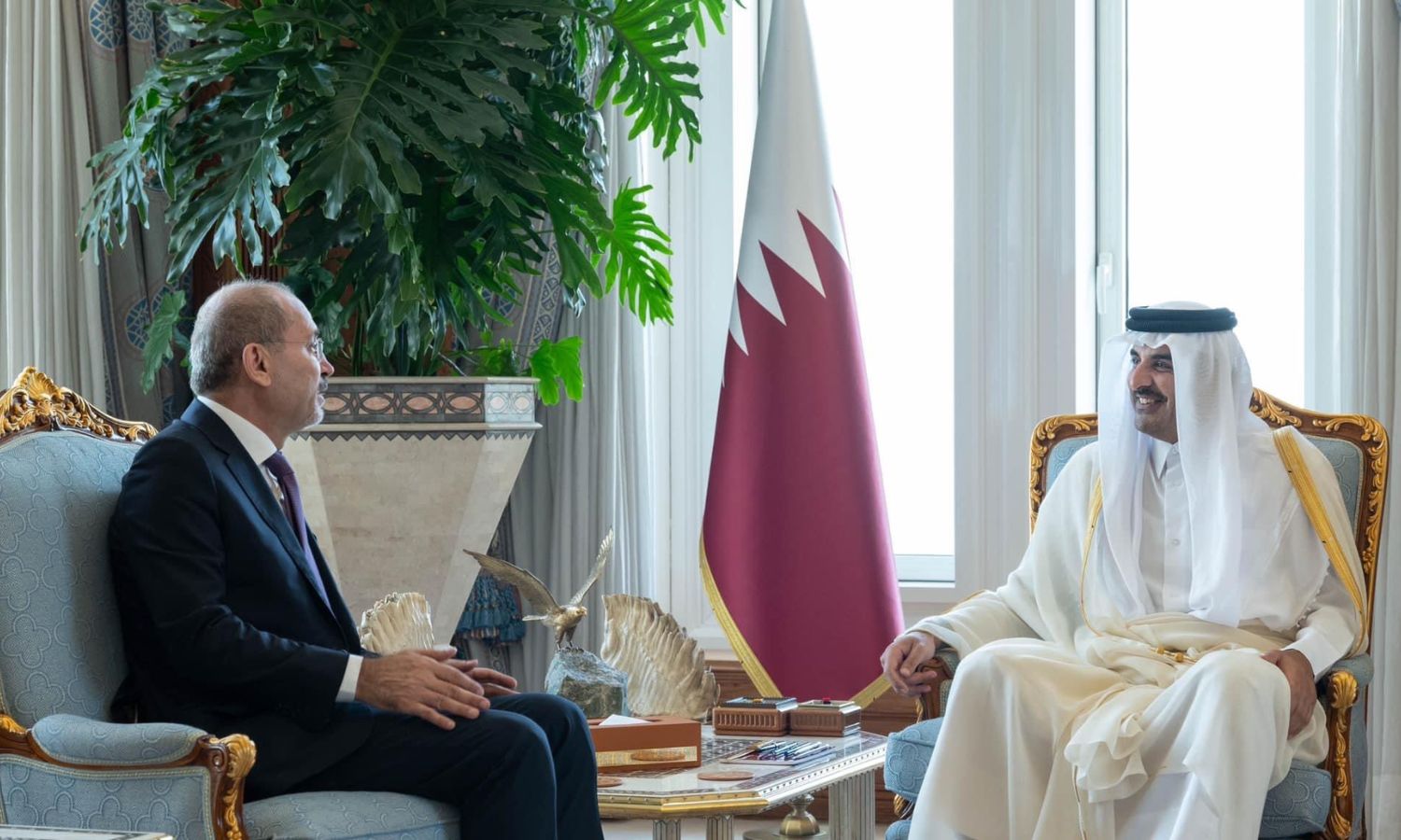 وزير الخارجية الأردني أيمن الصفدي يلتقي أمير قطر تميم بن حمدد في الدوحة بعد أسبوعين من لقائه الأسد في دمشق- 17 من تموز 2023 (الخارجية الأردنية / تويتر)