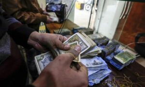 تعبيرية- أوراق نقدية سورية من فئة 500 ليرة- أيار 2018 (AFP)