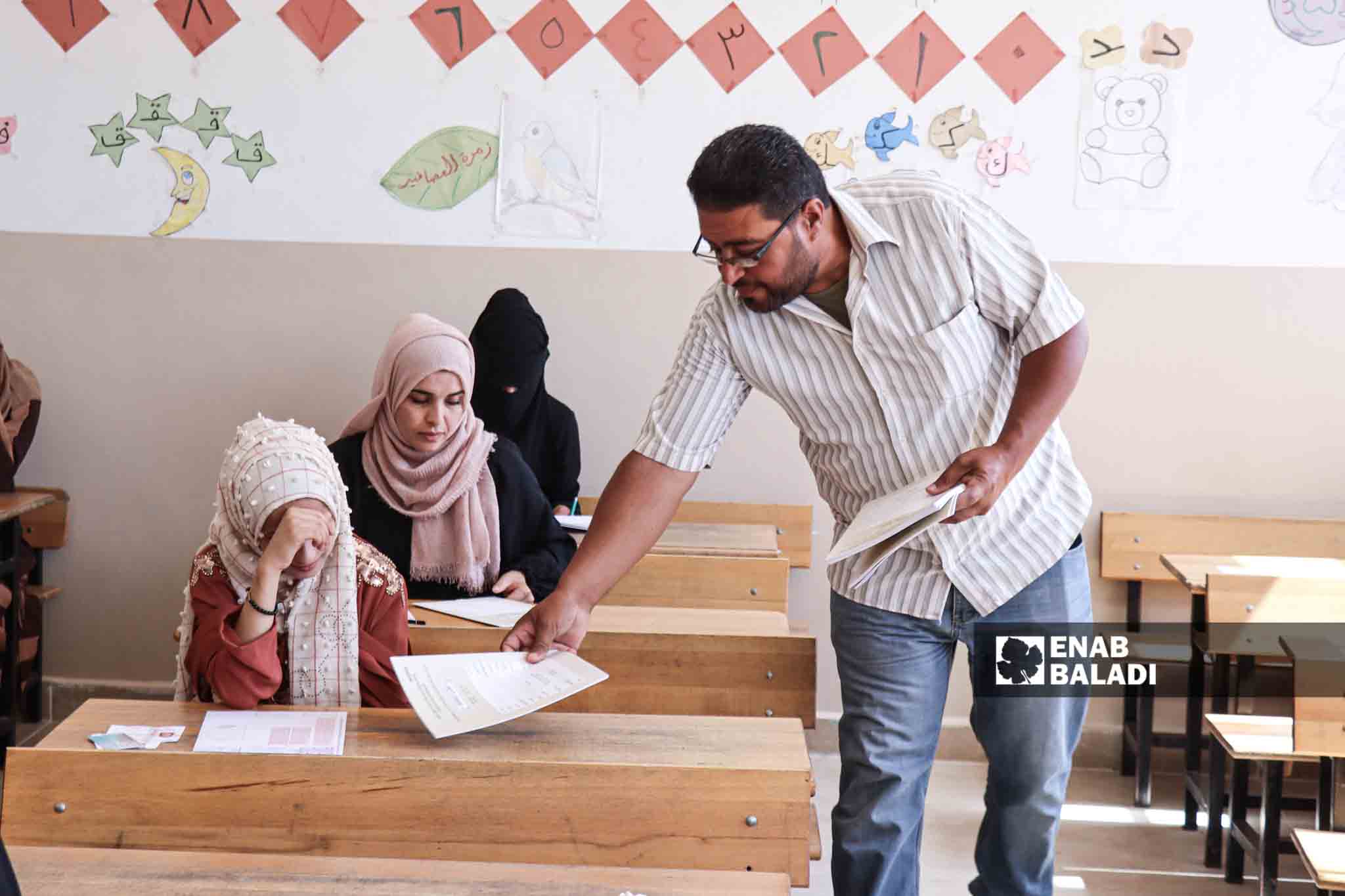 أثناء توزيع الأوراق الامتحانية على طلاب الشهادة الثانوية - 5 من تموز 2023 (عنب بلدي/ حسين شعبو) 