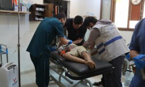 إسعاف أحد المصابين الأطفال جراء قصف مدفعي على بلدة البارة جنوبي إدلب- 9 من تموز 2023 (الدفاع المدني السوري)