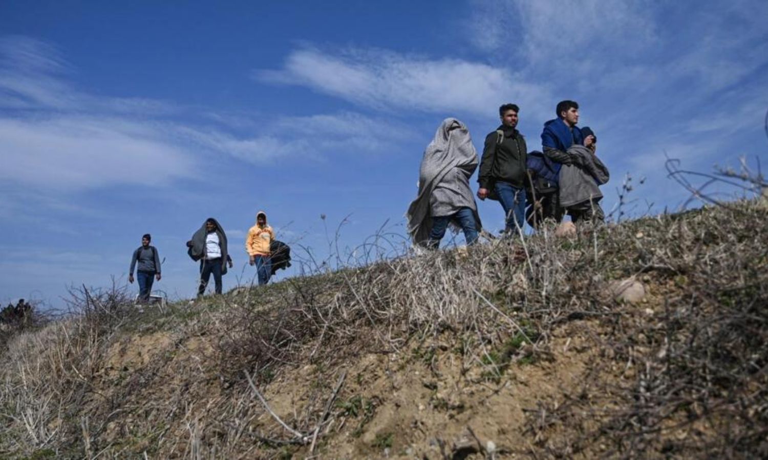 مهاجرون قرب نهر إيفروس عند بوابة إيبسالا الحدودية في أدرنة على الحدود التركية اليونانية- 3 من مارس 2020 (AFP)