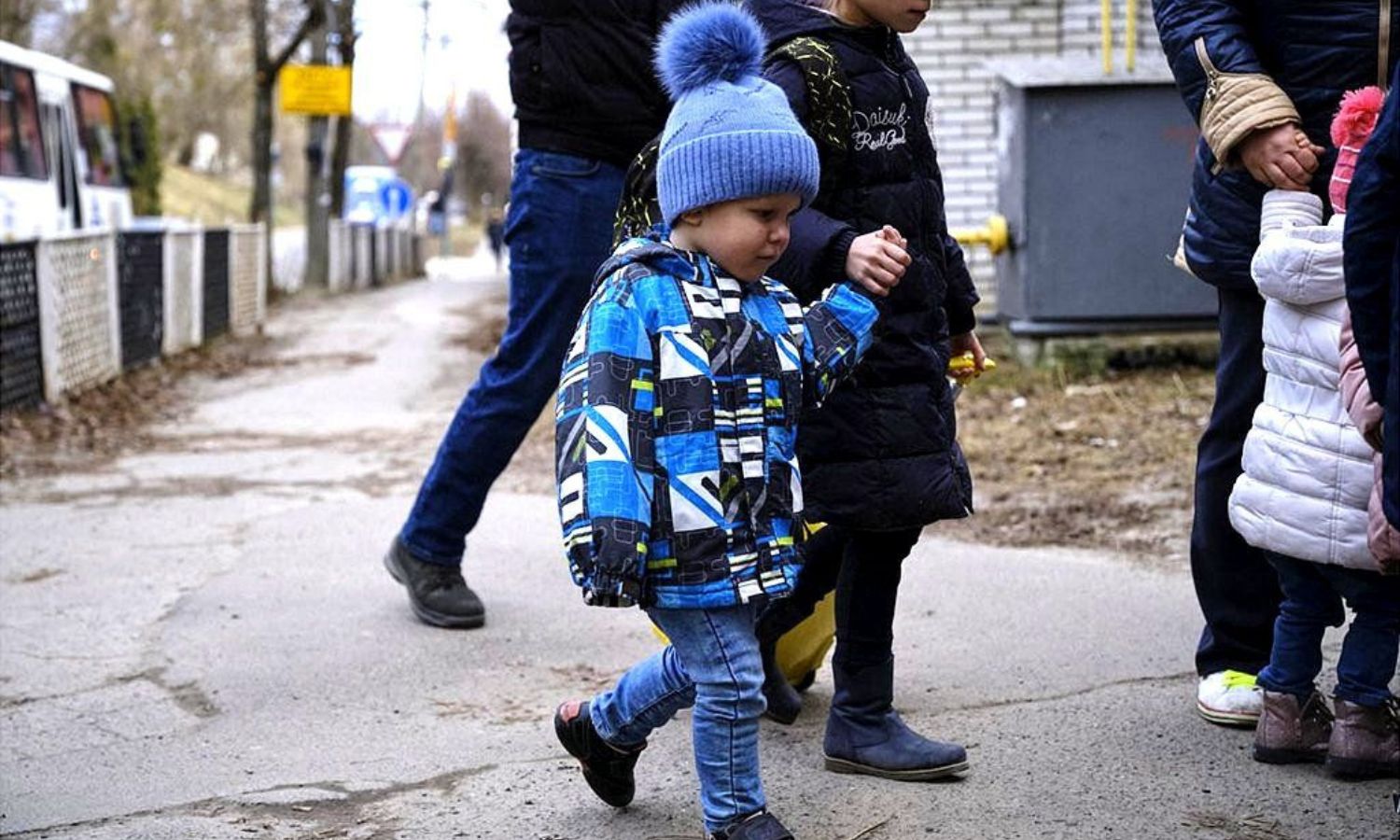 تتهم روسيا بترحيل آلاف الأطفال الأوكرانيين قسراً مع انتهاكات واسعة النطاق ضد المدنيين (BBC)