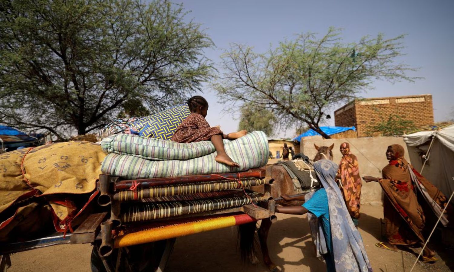 يواجه السودان أزمة إنسانية كبرى في حال استمرت الظروف الحالية 14 من أيار 2023 (رويترز)