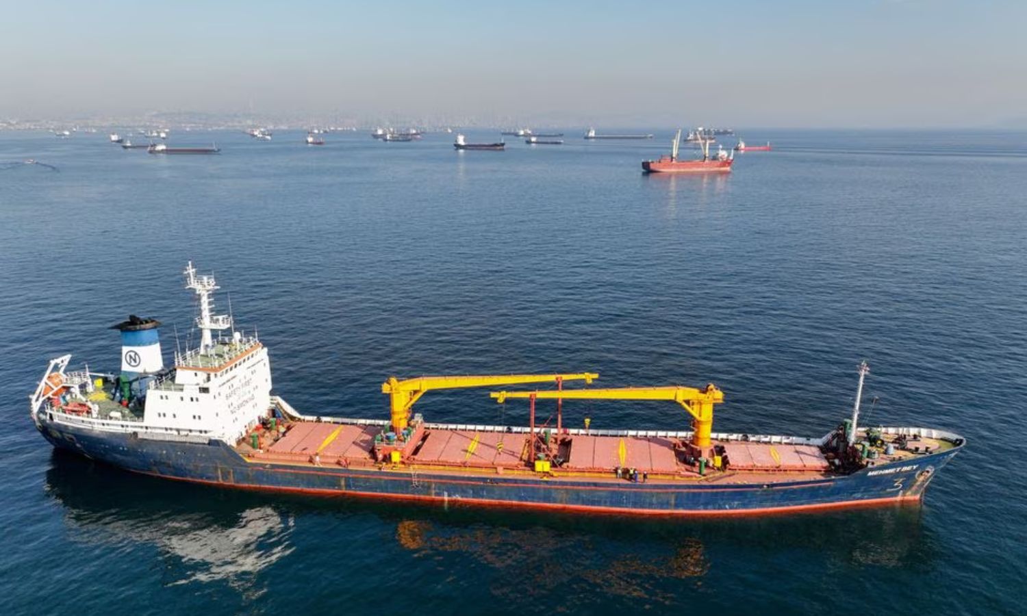 سفينة شحن محملة بالحبوب تنتظر دورها في منطقة يني كابي في اسطنبول 31 تشرين الثاني 2022 (رويترز)